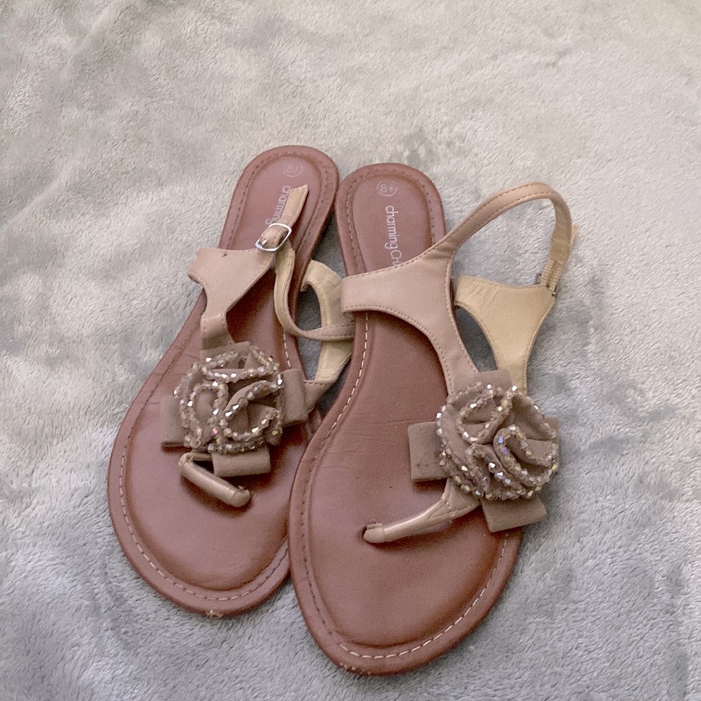 Thong sandals with accent bow